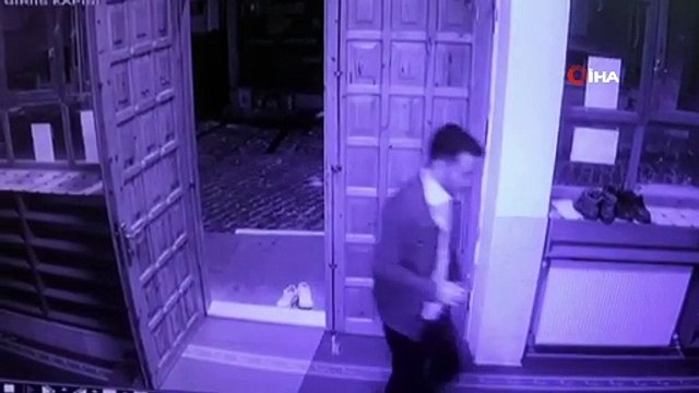 Cami cemaatinin ayakkabısını çalan sevimli hırsız kameraya yakalandı
