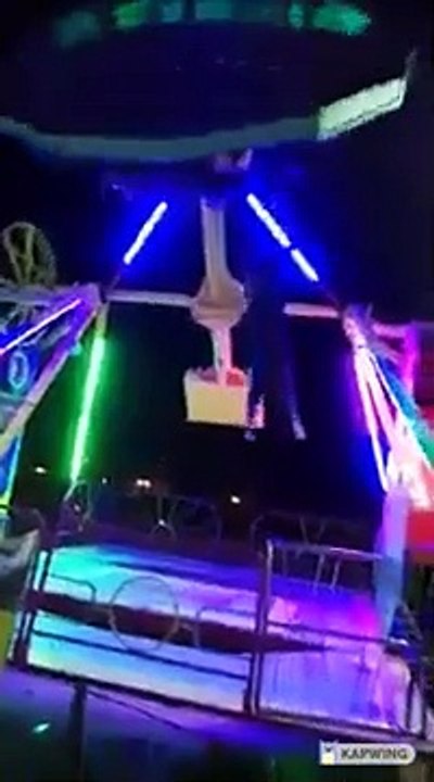 Une chute vertigineuse d'une fille du haut d'une machine mécanique