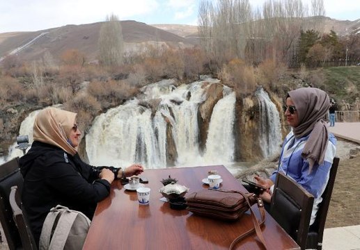 MURADİYE ŞELALESİ, İLKBAHARDA COŞTU