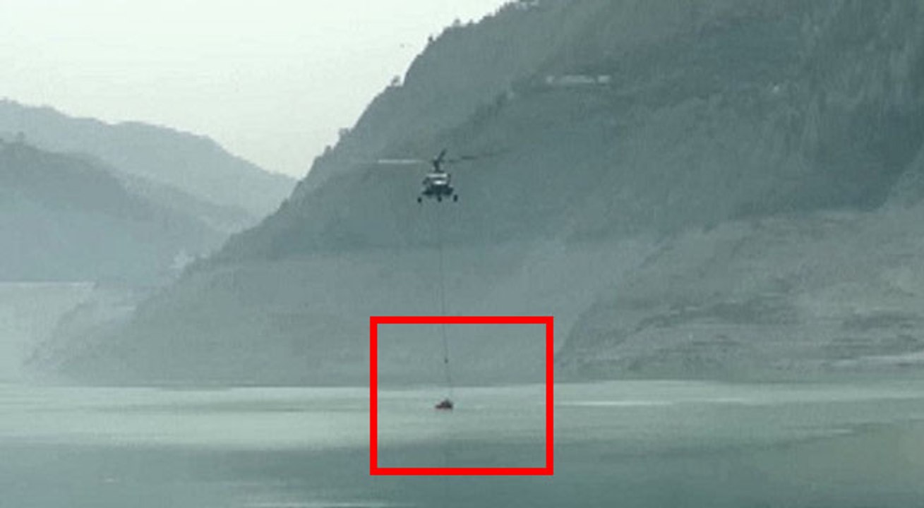 VIDEO: वायुसेना का हेलीकॉप्टर उत्तराखंड के जंगल पहुंचा, 5000 लीटर पानी वाली बाल्टी से बुझा रहा आग