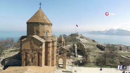 Akdamar Adası’nda badem ağaçları çiçek açtı