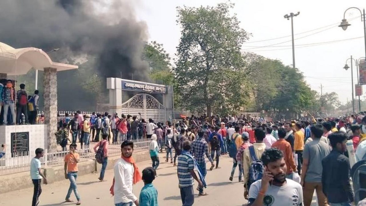 Bihar: Students' rampage for closed coaching du...