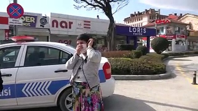 Çıplak ayak geldiği kontrol noktasında eşinin kendisini dövdüğünü söyleyip polise sığındı