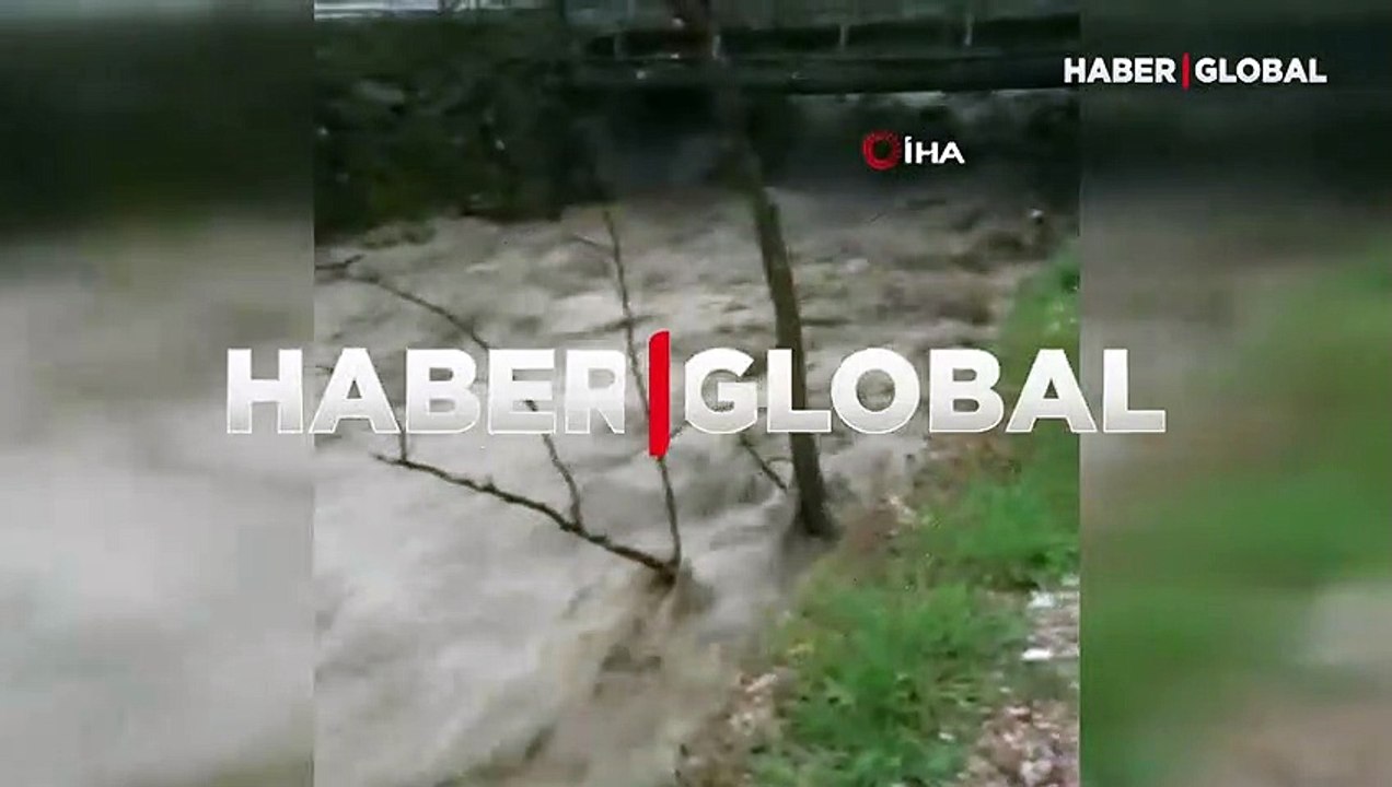 Bursa'da dere taştı, sular fabrika duvarına dayandı