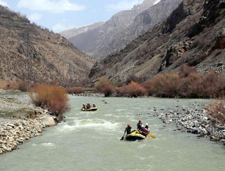 ELEKTRİK ARIZALARI İÇİN BOTLARLA DERELERİ GEÇİP, KARLI DAĞLARA TIRMANIYORLAR