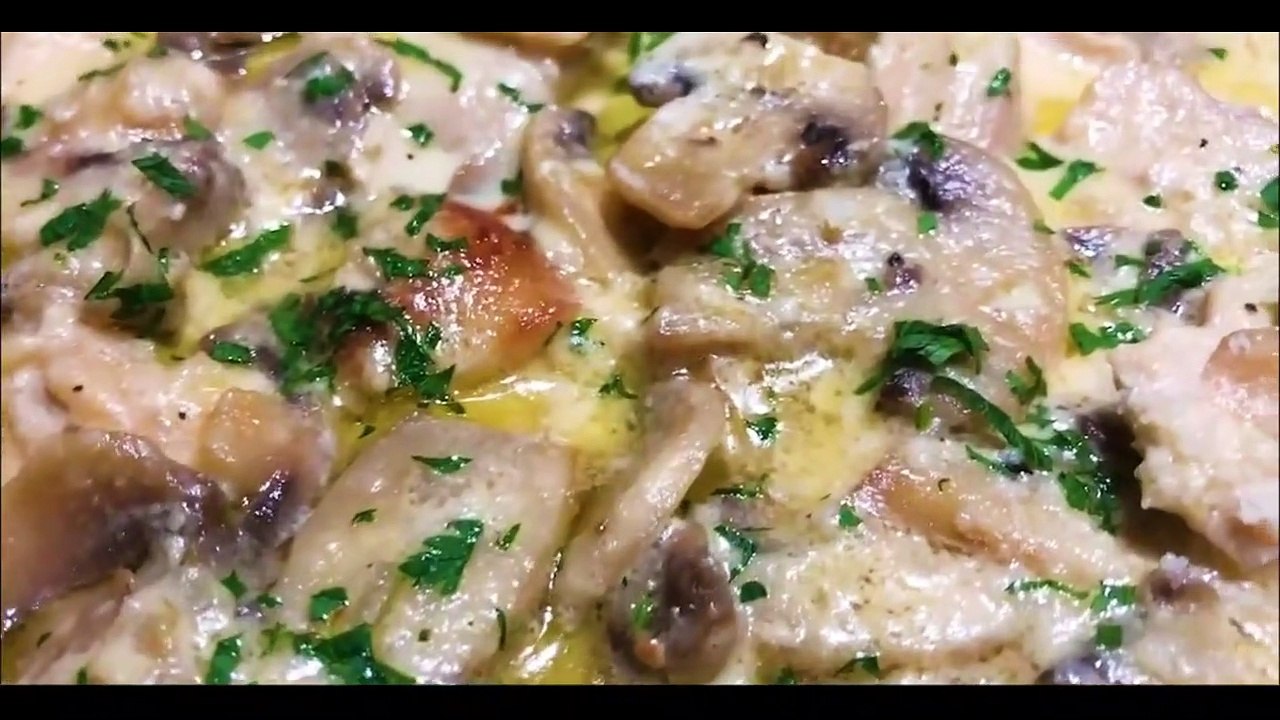 Куриная грудка с грибами и сыром в сметанном соусе