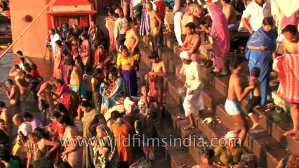 Скачать видео: Royal bath in the holy waters of Ganga on the occasion of Mahashivratri, Varanasi