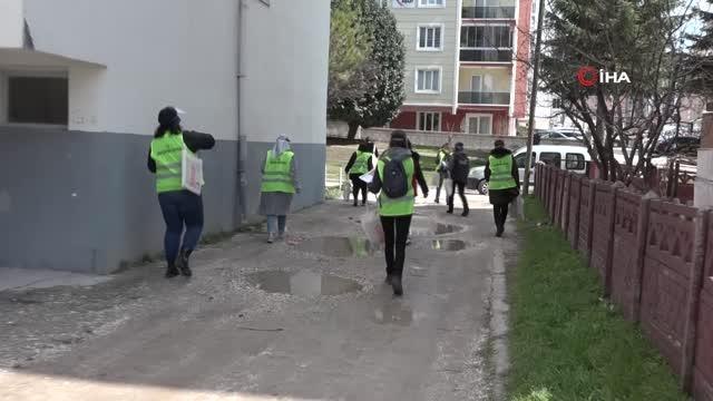 Kapı kapı gezerek 110 bin maske dağıttılar