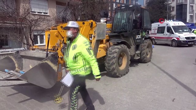 Yolda yürürken iş makinesinin altında kalarak can verdi, olay kameraya böyle yansıdı