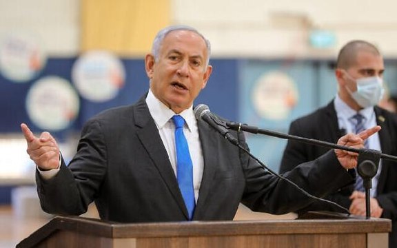 Yolsuzluktan yargılanan Netanyahu'ya bacak bacak üstüne poz tepkisi