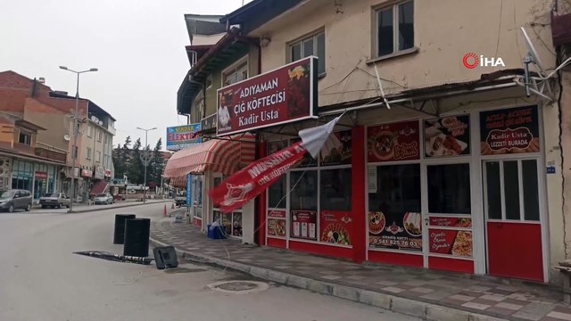 Şuhut'ta şiddetli rüzgâr çatıları uçurdu, ağaçları devirdi