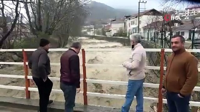Bursa’da vatandaşlar taşma noktasına gelen dereyi endişeyle izledi