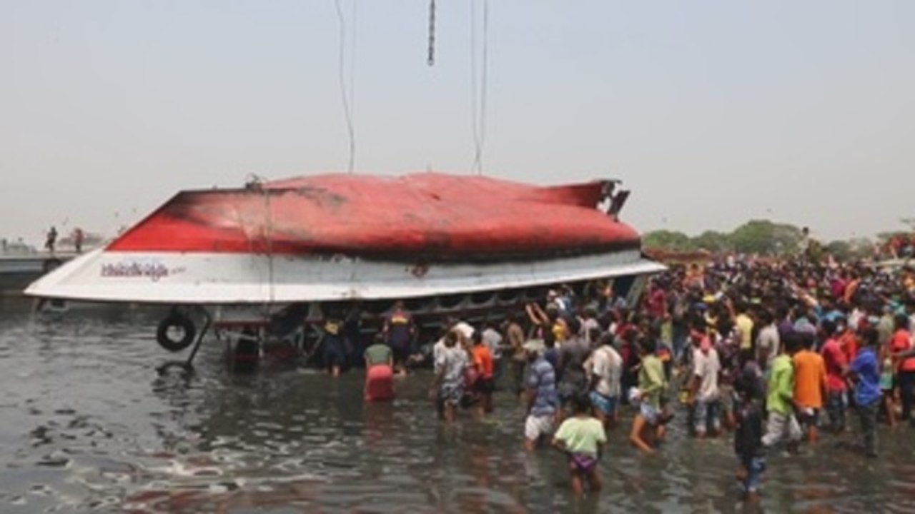 Aumentan a 20 los muertos tras volcar un barco de pasajeros en Bangladesh