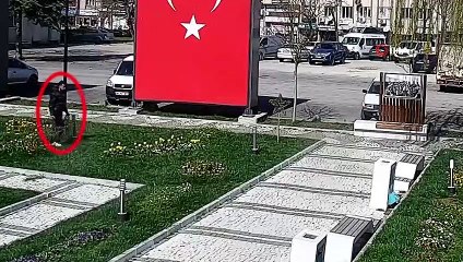 Her şey kamera kayıtları incelendiğinde ortaya çıktı.. Meydandaki süsleri böyle çaldı