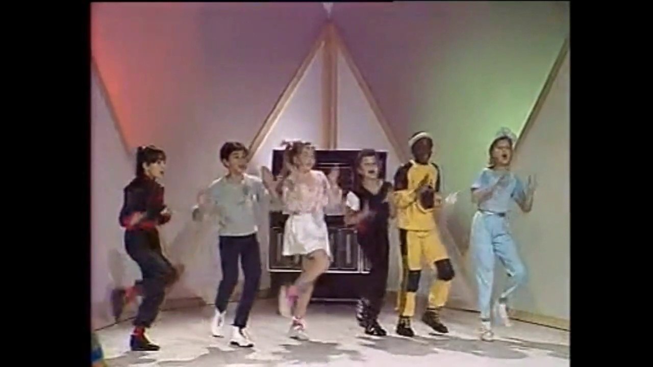 Les Mini-Star chantent "Arrête ton clip" dans une émission TV