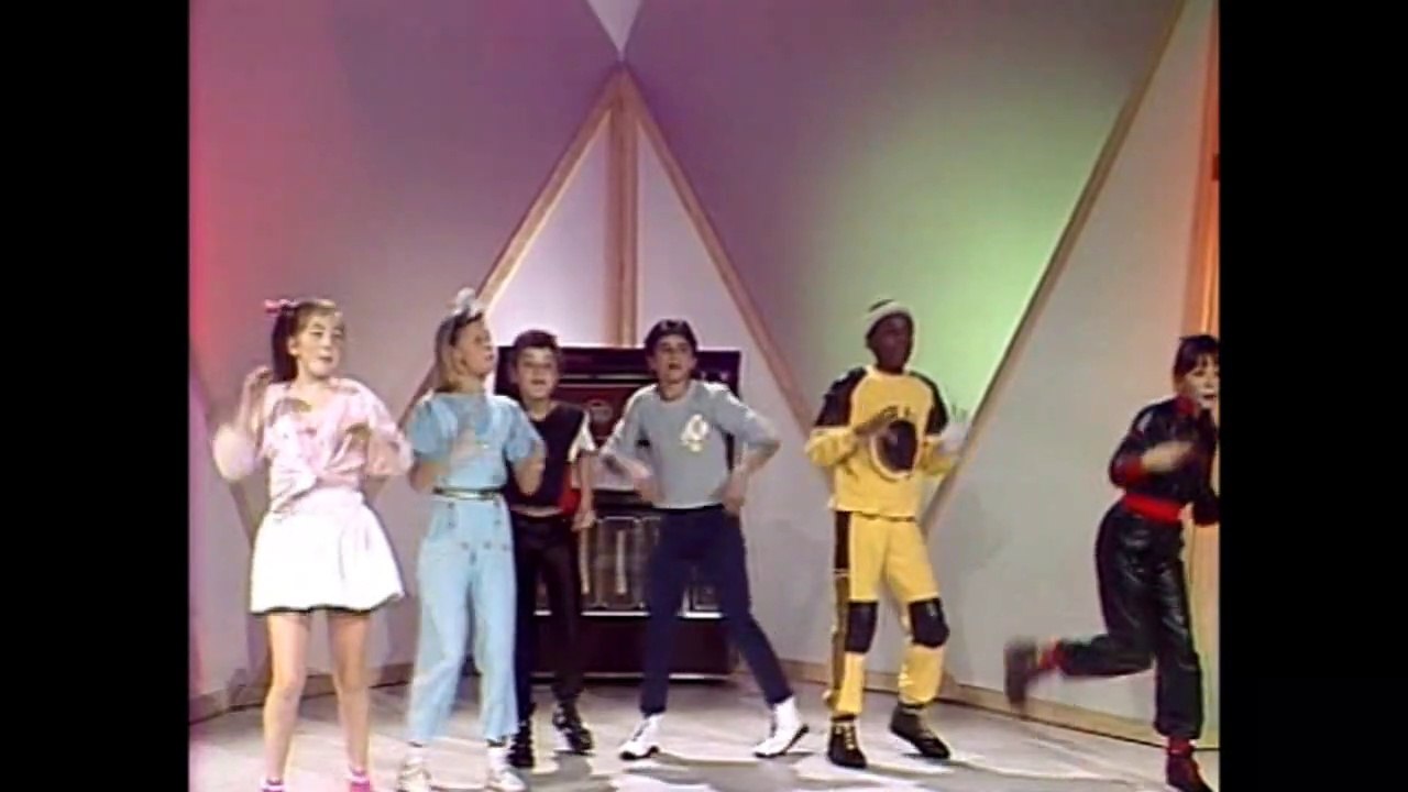 Les Mini-Star chantent "Arrête ton clip" dans une émission TV (2)