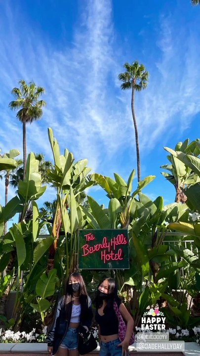 Laeticia Hallyday célèbre les fêtes de Pâques avec ses filles Jade, Joy et son compagnon Jalil Laspert. Le 5 avril 2021.