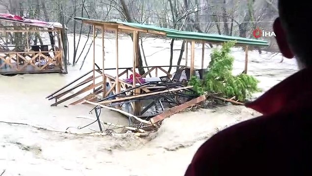 Sel sularına kapılan çardaklarının sürüklenişini endişeyle izledi