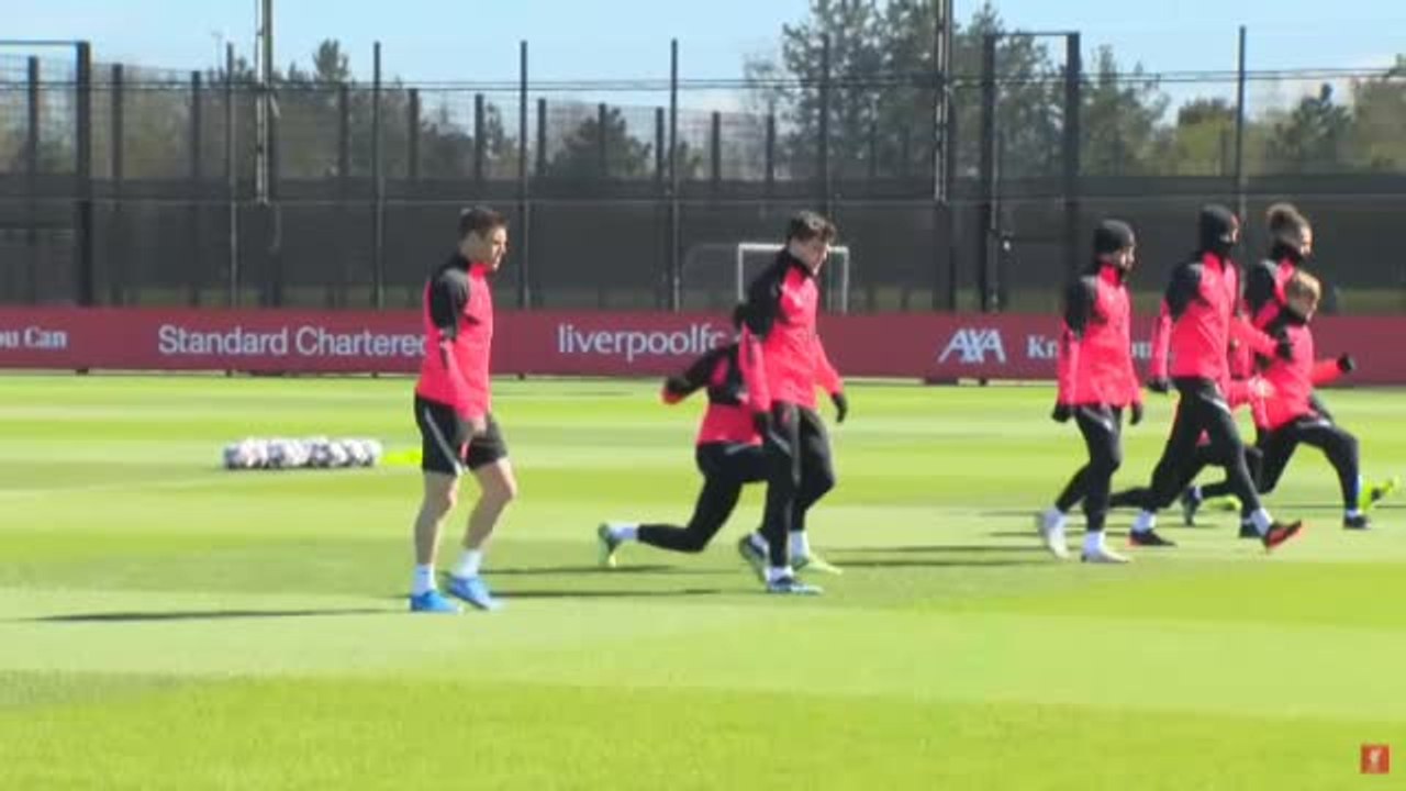 El Liverpool entrena antes de viajar a Madrid