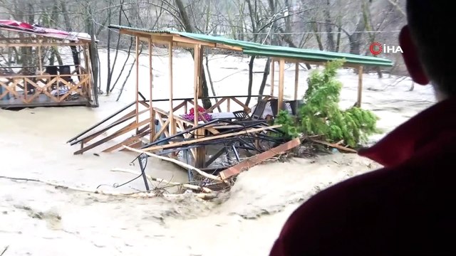 Sel Sularına Kapılan Çardaklarının Sürüklenişini Endişeyle İzledi