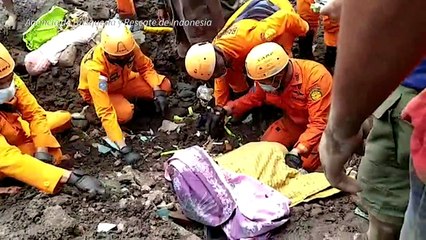 Cerca de un centenar de muertos en inundaciones en Indonesia y Timor Oriental