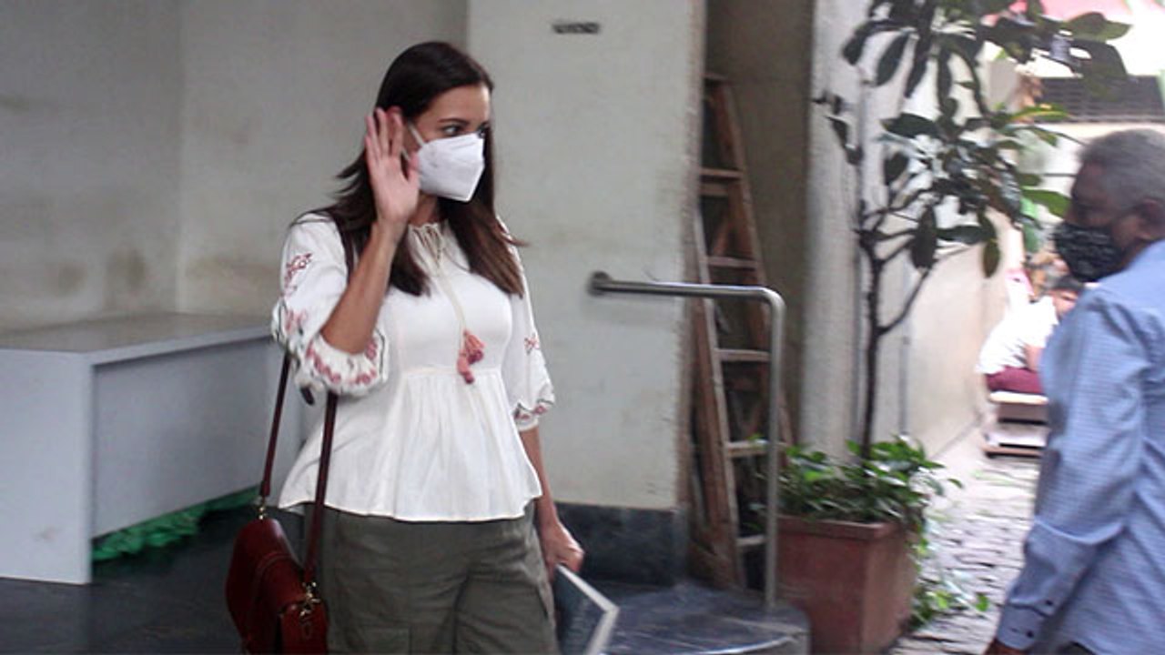 Dia Mirza ने ऐसे किया Baby Bump flaunt, Spotted at Salon; Watch Video |FilmiBeat