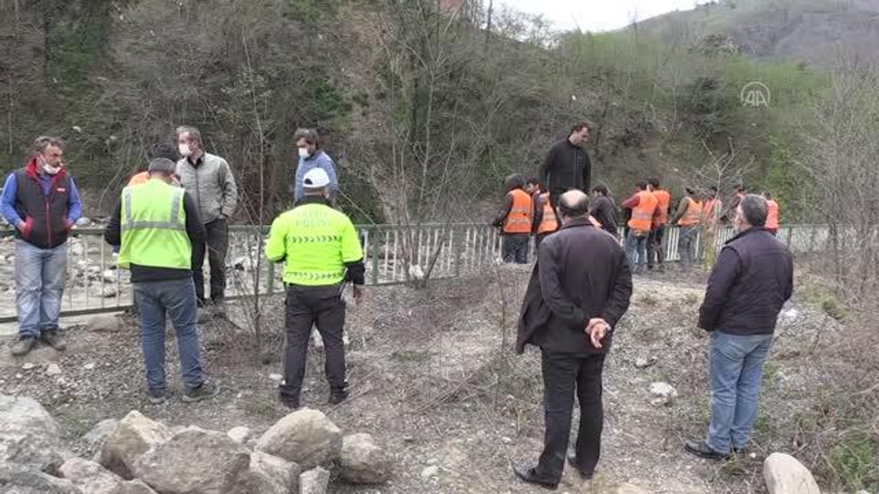 Debisi yükselen derede suya kapılan iki işçiden biri öldü