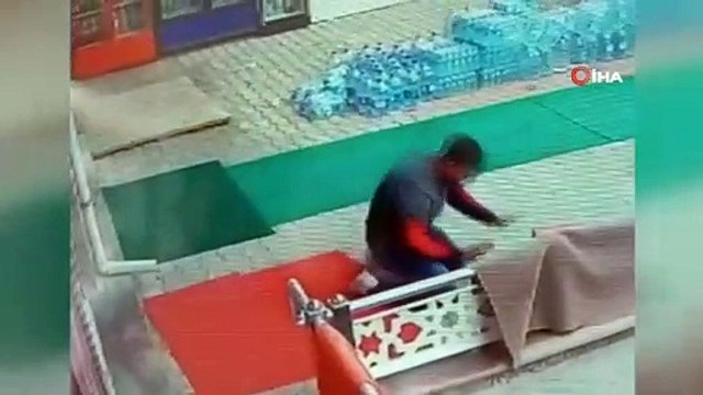 Başkent'te market işletmecisine elektrik çarpma anı güvenlik kamerasına yansıdı