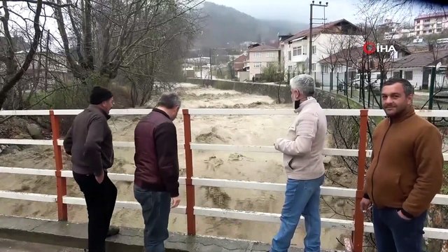 Vatandaşlar Taşma Noktasına Gelen Dereyi Endişeyle İzledi