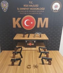 RİZE'DE OTOMOBİLDE 8 TABANCA ELE GEÇİRİLDİ; 3 TUTUKLAMA