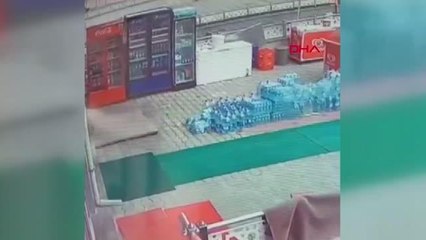 ANKARA Market işletmecisinin elektrik akımına kapıldığı an kamerada