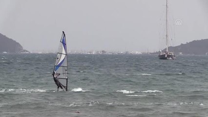 Marmaris'te adrenalin tutkunlarının keşişlemede sörf keyfi