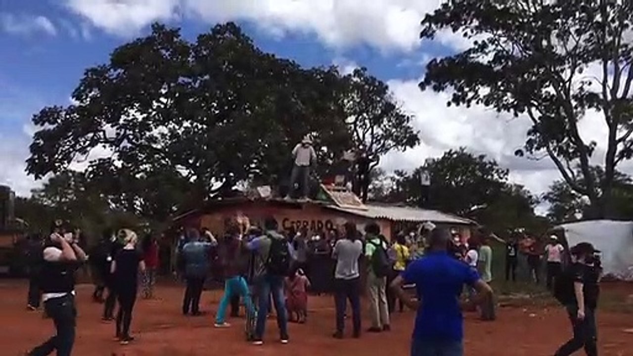 Moradores e apoiadores no teto da escola protestam contra derrubadas / Ana Maria Silva