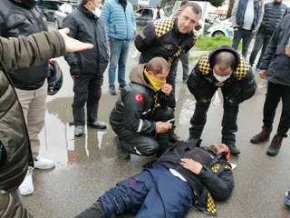 Son dakika haberleri! MALTEPE'DE PAKET SERVİS YAPAN MOTOSİKLET OTOMOBİLE ÇARPTI; 1 YARALI