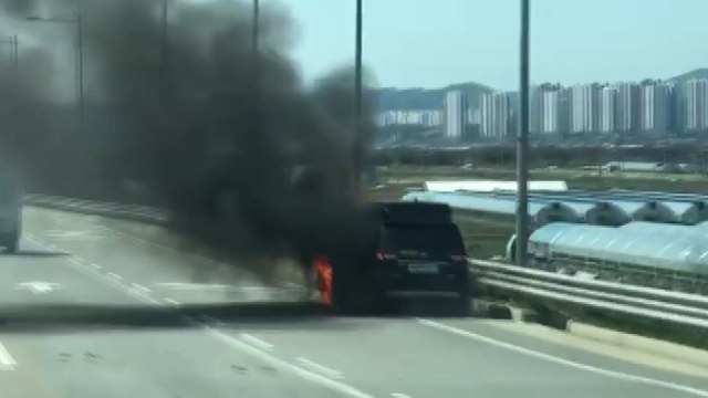 충북 청주서 주행 중 승합차 화재...인명피해 없어 / YTN