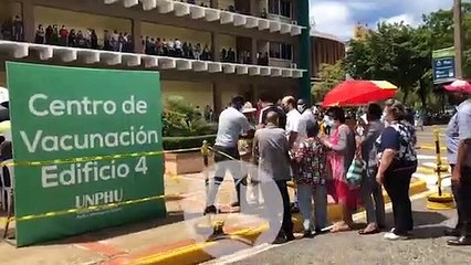 Cientos de personas acuden a vacunarse a la UNPHU