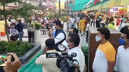 भाजपा के ये नेता माइक लेकर पहुंचे 56 दुकान, मॉस्क को लेकर किया लोगों को जागरूक