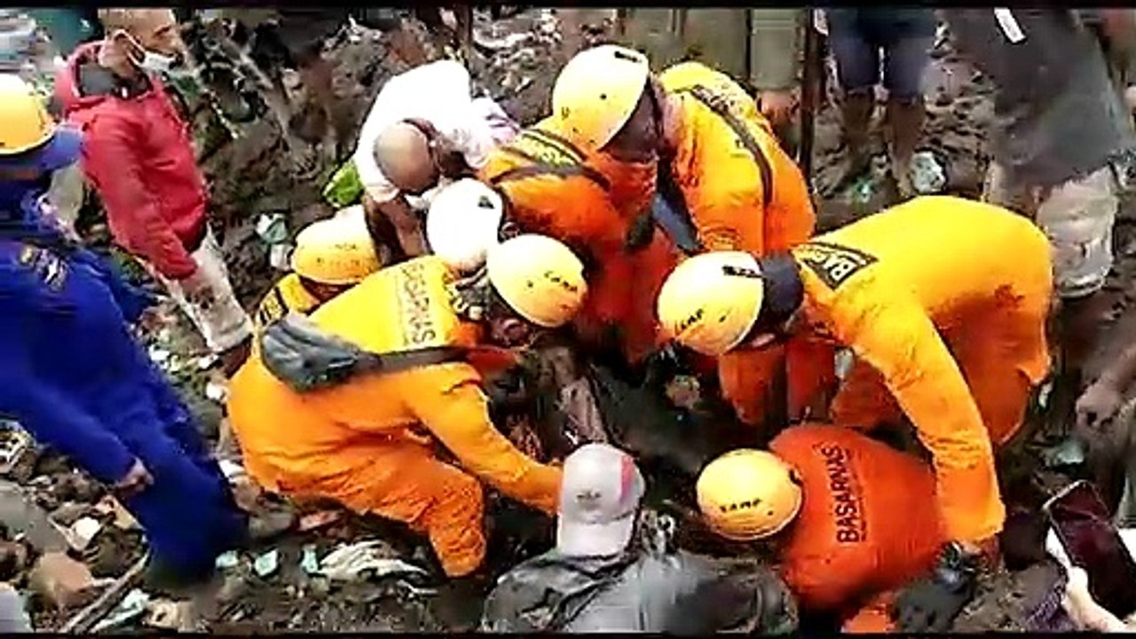 مصرع أكثر من مئة شخص وفقدان العشرات في فيضانات...