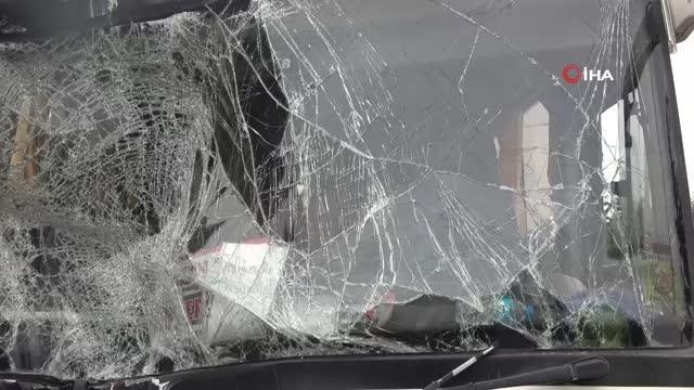 Son dakika haberleri... Servislerin karıştığı zincirleme kazada can pazarı yaşandı: 9 yaralı