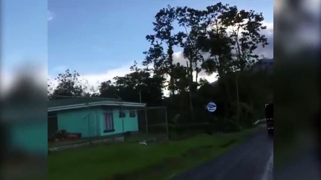 ext-jovenes-usan-tanqueta-de-trailer-como-piscina-050421