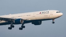 Delta Cancels About 100 Flights on Easter Sunday, Temporarily Fills Middle Seats to Allevi