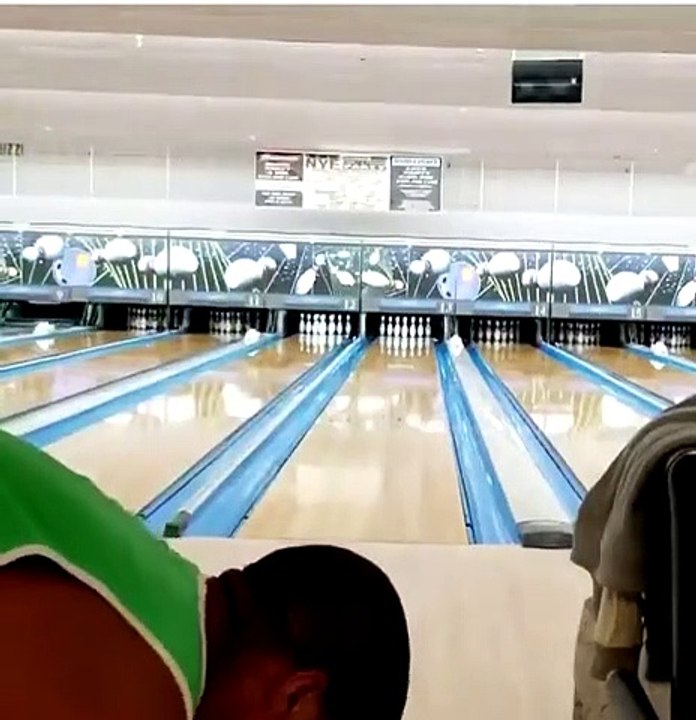 Il réalise un double strike incroyable en bowling