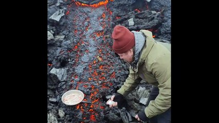 Il se fait frire un oeuf et du bacon sur la lave d'un volcan