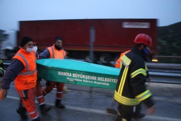 Son dakika haber... Manisa'da Karayollarına ait tanker devrildi 1 ölü, 1 yaralı