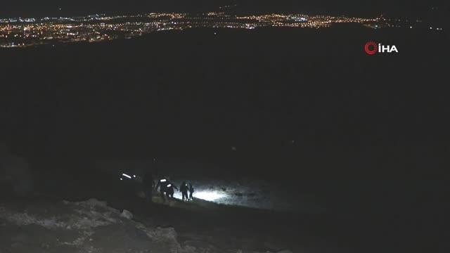 Dedesinin cansız bedeninin başında çaresizce bekledi