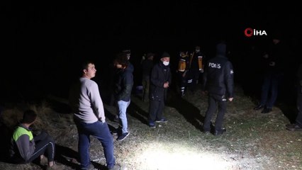 Dedesinin cansız bedeninin başında çaresizce bekledi