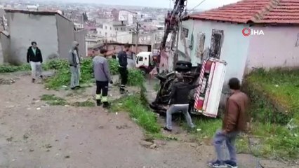 Download Video: Yokuş aşağı kayan kamyonet dar sokağa uçtu