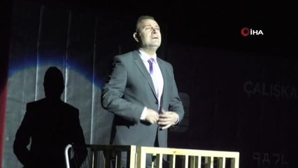 "Dikkat Aile Var" adlı oyun Hakkari'de sahnelendi