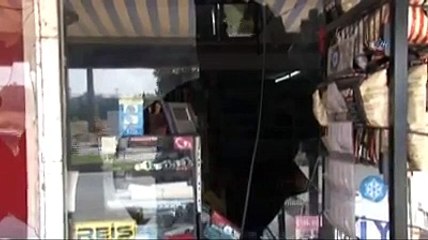 Hainler Türk bayrağı asılı markete saldırdı!