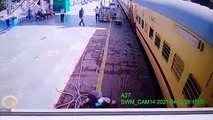 شاهد الفيديو: شرطي بطل ينقذ رجلًا من السقوط تحت عجلات القطار